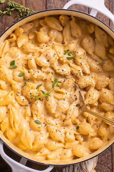 This Creamy Stovetop Mac and Cheese is flavorful, made with 3 kinds of cheeses, and so easy to make (in ONE-POT!). So delicious and cozy! White Mac And Cheese, Best Mac N Cheese Recipe, Pasta Macaroni, Stovetop Mac And Cheese, Perfect Mashed Potatoes, Cheese Rice, Best Mac And Cheese, Creamy Mac And Cheese, Parmesan Crusted Chicken