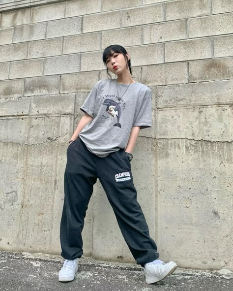 Modest Tomboy Outfits, Tshirt And Sweatpants Outfit, Cozy Comfy Outfits, Baggy Sweatpants Outfit, Purple Shirt Outfits, Korean Airport, Slytherin Clothes, Korean Airport Fashion, Feminine Tomboy