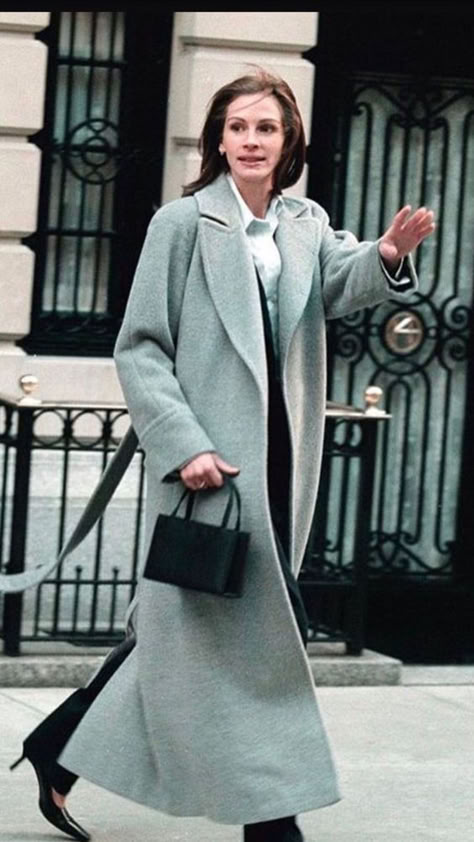 julia roberts trench coat winter wardrobe Julia Roberts Outfits, Julia Roberts Style, 90s Coat, Winter Basics, 90s Looks, Julia Roberts, Celebrity Street Style, 90s Style, 가을 패션