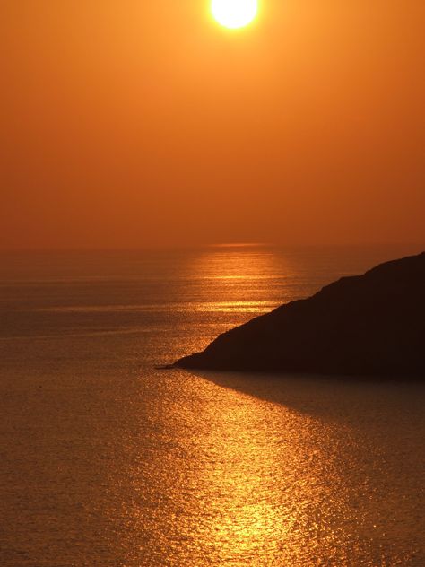 Greek island sunset. Gold Sunset Aesthetic, Orange Hour, Greek Sunset, Orange Sunsets, Champagne Coast, Orange Aura, Beautiful Aura, Gold Sunset, Sunset Island