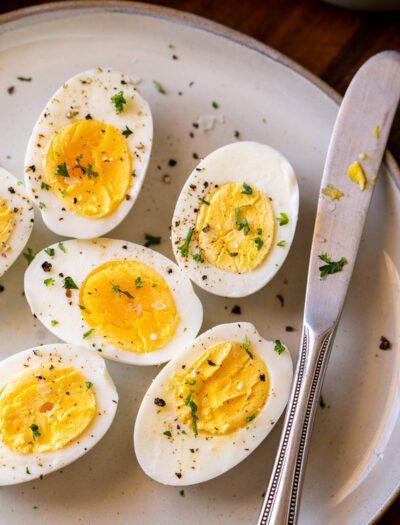 Hard Boil Fresh Eggs, Boiling An Egg, Instant Pot Hard Boiled Eggs, Cooking Hard Boiled Eggs, Making Hard Boiled Eggs, Perfect Hard Boiled Eggs, Easy Macaroni, Protein Packed Snacks, Boiled Egg Diet