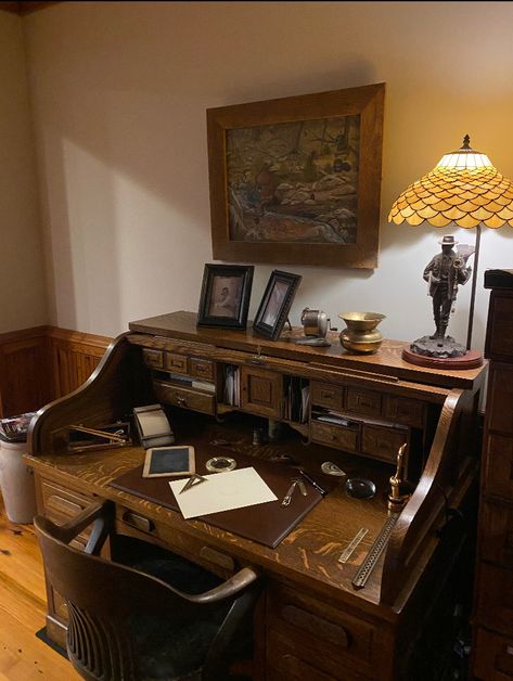 Vintage Computer Desk, Dark Academia Workspace, Desk Vintage Aesthetic, Vintage Desk Aesthetic, Study Desk Vintage, Old Fashioned Study, Dark Acedamia Desk, Dark Academia Desk Chair, Wooden Desk Aesthetic