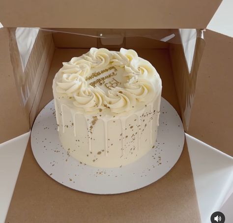 Golden Bday Cake Ideas, Beige White Gold Birthday Cake, Small Elegant Cake, White Buttercream Cake Design, White Cake Design Birthday, Golden Bday Cake, White And Gold Cake Simple, Neutral Cake Ideas, Birthday Cake Gold And White