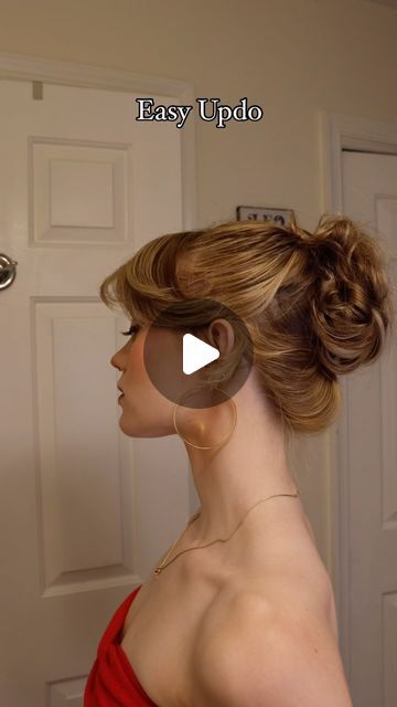 Caroline Judith Bennis on Instagram: "Easy updo for a Vintage Hollywood look💁‍♀️✨  💆🏼‍♀️ Section Your Hair: Start by sectioning your hair into manageable parts. 🔀 Twist and Pin: Twist two sections and pin them in place, creating a layered effect. 🧷 Secure the Updo: Gather the remaining hair and twist it into a bun, securing with bobby pins. 💥 Style the Bangs: Carefully style your bangs to frame your face, giving the look a soft and vintage vibe.  Perfect for any special occasion or just to add a bit of glam to your day. What I love most is there is very little heat used in this look 🥰 My hair isn’t left charred to a crisp 😝  #VintageUpdo #HairTutorial #ElegantHairstyle #Glamour #HairInspo #BeautyRoutine #ClassicLook #HairstyleGoals #SpecialOccasionHair" Vintage Updo With Bangs, Hollywood Glamour Hair Updo, 60s Updo Hair Tutorial, Hollywood Hair Updo, Hollywood Bun, Vintage Hollywood Updo, Updos For Layered Hair, Updo With Bang, Hollywood Glamour Hair