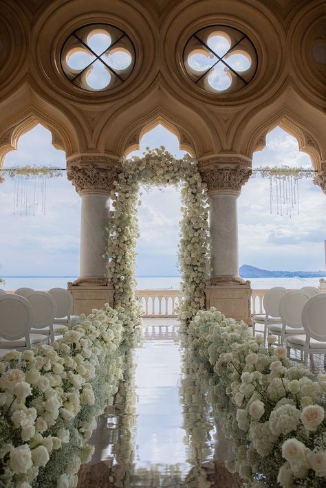 Wedding ceremony with a view - Isola del Garda Italy Wedding Dress, Italian Wedding Venues, Dream Marriage, Weddings In Italy, Wedding Alters, Destination Wedding Italy, Wedding Isles, Wedding Mirror, White Roses Wedding