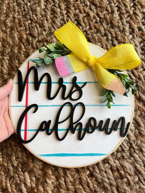 Deco Classroom, Handmade Teacher Gifts, Teacher Graduation Gifts, Teacher Door Hangers, Appreciation Gifts Diy, Teacher Appreciation Gifts Diy, 3d Name, Graduating Teacher, Teacher Craft