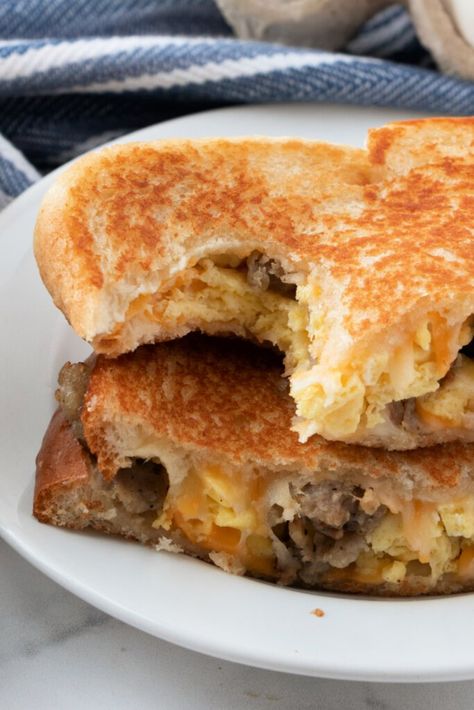 Breakfast Grilled Cheese, Grilled Cheese Recipes Gourmet, Grill Breakfast, Eggs And Cheese, Grilled Cheese Recipe, Scrambled Eggs Recipe, Breakfast Meat, Best Grilled Cheese, Grilled Cheese Recipes