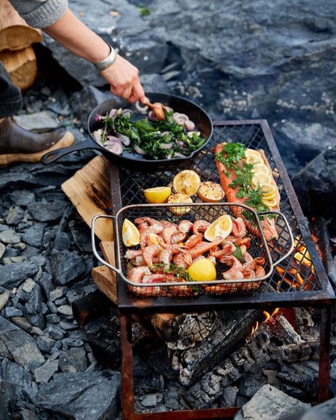 Gourmet Camping Meals, Camp Kitchen Ideas, Cooking In Nature, Beach Cooking, Wild Cooking, Cabin Food, Meals For The Family, Cooking Over Fire, Camping Foods