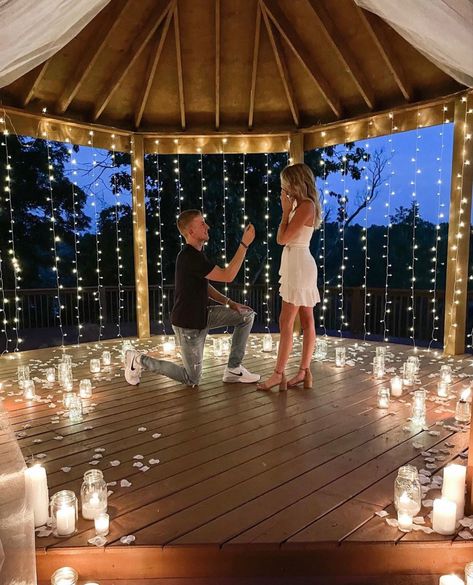 Proposal Ideas Night Lights, Proposal With Lights Romantic, Candles Proposal Engagement, Cute Engagement Proposals Ideas, Proposal Ideas Fairy Lights, Proposal Wedding Ideas, Pergola Proposal Ideas, Twilight Proposal Ideas, Proposal Decor Outdoor