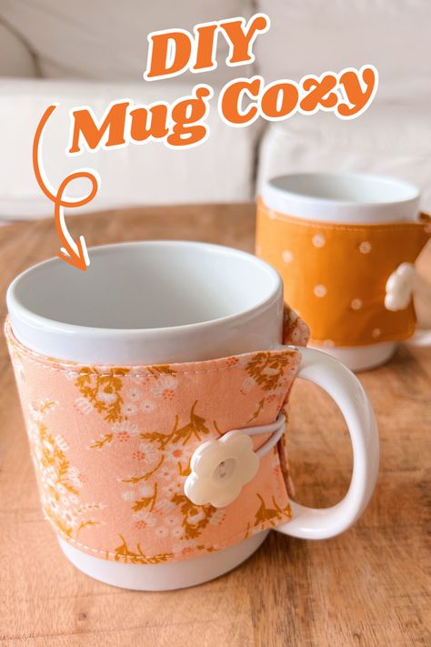 Whether you’re sipping on pumpkin spice lattes or herbal teas, this DIY mug cozy is about to become your new favorite fall companion. Take your pick from a cozy plaid or adorable pumpkin pattern for that perfect autumn vibe, and then get your sewing kit ready to dive into some seriously fun fall crafting! Tea Cup Cozy Pattern, Mug Coozie Sewing Pattern, Diy Mug Cozy, Coffee Cup Covers Free Pattern, Sew Coffee Cozy, Mug Cozy Template Free Printable, Quilted Cup Cozy Pattern, Fabric Things To Make And Sell, Coffee Cup Cozy Sewing Free Pattern