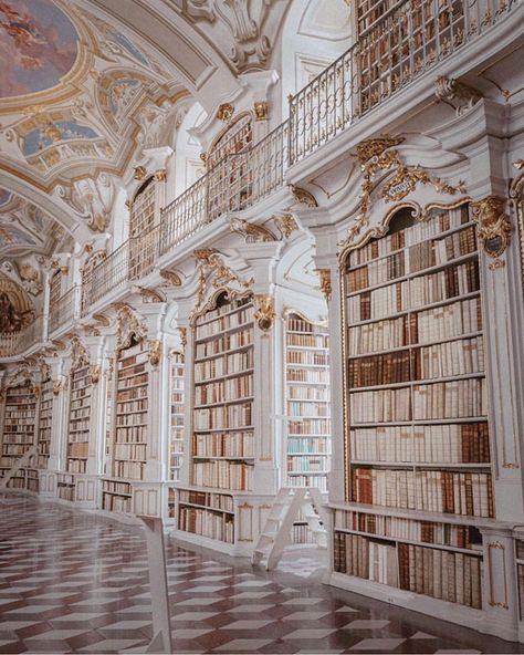 Architecture Baroque, Istoria Artei, Beautiful Library, Dream Library, Royal Aesthetic, Baroque Architecture, Light Academia, Beautiful Architecture, Casas De Ensueño