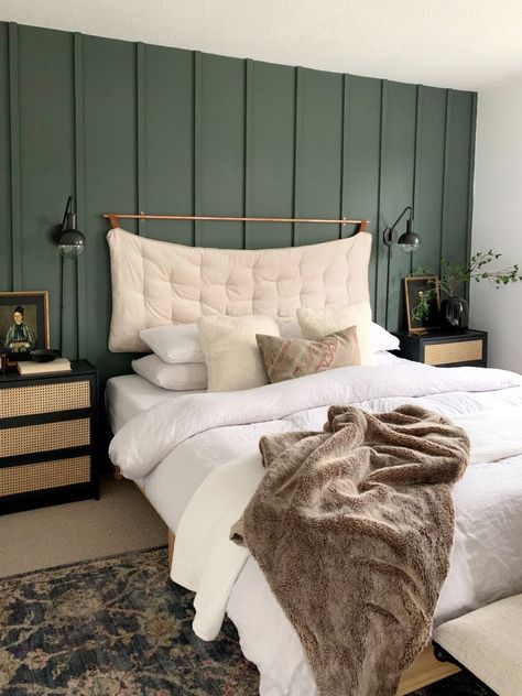 Modern Farmhouse Bedroom Design, Farmhouse Bedroom Design, Aesthetic Bedroom Wall, Cozy Modern Farmhouse, Ideas Bedroom Aesthetic, Green Bedroom Walls, Bedroom Inspiration Cozy, Feature Wall Bedroom, Paint Trends