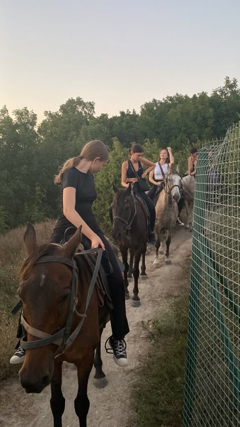 Friends Horse Riding, Group Horse Riding, Horse Riding With Friends, Friends Riding Horses, People Riding Horses, Equestrian Friends, Riding With Friends, Things To Do W Friends, Horse Riding School