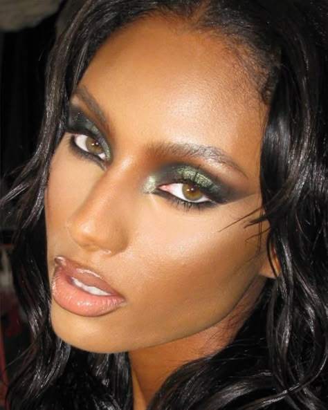 🍏 | Instagram Green Eye Smokey Eye, Dark Green Aesthetic Makeup, Black Eyeshadow Black Women, Black Sparkly Eyeshadow, Deep Green Makeup, Green Eyes Black Woman, Eye Looks For Green Eyes, Dark Green Eyeshadow Looks, Smokey Green Eye Makeup