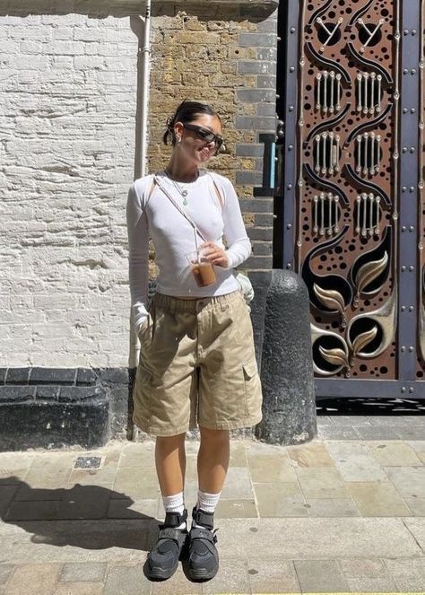 Cargo Shorts Outfits Women, Cargo Shorts Outfit, Look Zara, Quoi Porter, Music On Spotify, Shorts Outfits Women, Streetwear Mode, Look Short, Looks Street Style