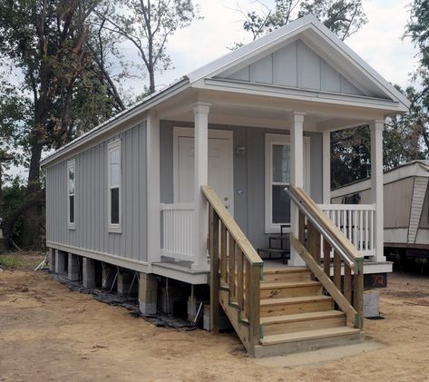 Mississippi Cottage - Katrina Cottage Comeback? - Project Small House Katrina Cottage Plans, Small Row House Design, Hermit House, Katrina Cottage, Shotgun House Plans, Emergency Housing, Mother In Law Cottage, Retirement House Plans, Small House Blueprints