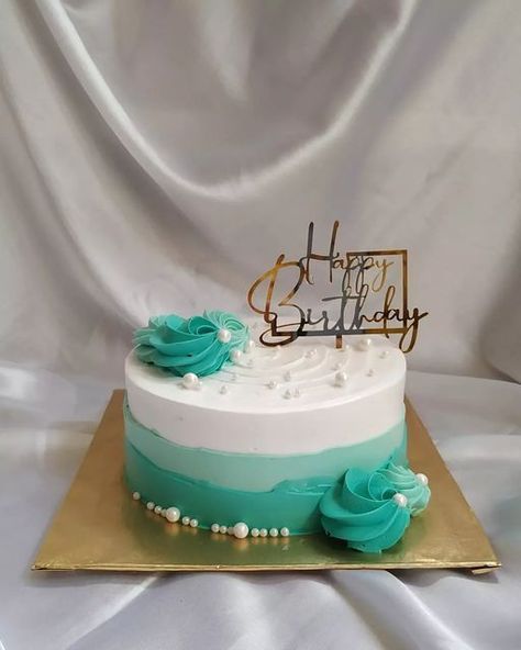 Cake Designs Birthday 500 Gm, Small Buttercream Cake, Simple Cream Cake Design, 500 Gm Cake Design, 500gm Cake Design, Cute Easy Cake Designs, Cake Designs Birthday Simple, Birthday Cake Simple Design, Small Cakes Birthday