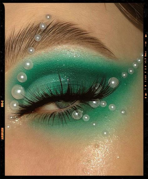 Rainbow Mermaid Makeup, Green Mermaid Eye Makeup, Green Mermaid Costume, Bubbles Eye Makeup, Green Siren Makeup, Sea Turtle Makeup, Green Pearl Makeup, Mermaid Makeup Purple, Sea Themed Makeup