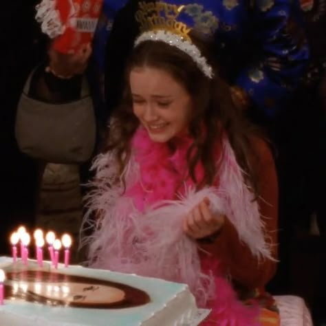 Gilmore Girls Season 1, Rory Gilmore Style, Gilmore Girl, Stars Hollow, Rory Gilmore, May 5, 16th Birthday, Gilmore Girls, 40th Birthday