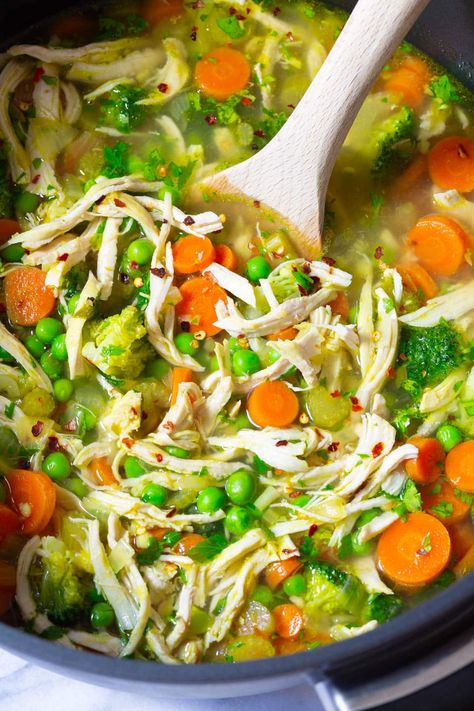 Close up shot of chicken vegetable soup in a pot with a wooden spoon. Chicken Detox Soup, High Protein Soup, Protein Soup, Lean Chicken, Raw Chicken Breast, Tasty Chicken, Detox Soup, Diet Vegetarian, Natural Detox