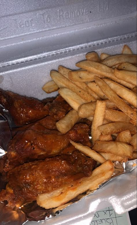 Wings And Fries, Detroit Food, Bbq Wings, Soul Food Dinner, Delicacy Food, Food Babe, Food Therapy, Yummy Comfort Food, Fair Food Recipes