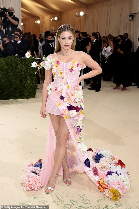 Lili Reinhart Red Carpet, Junk Kouture, Gala Outfits, Met Gala Outfits, Pink Flower Dress, Gala Looks, Met Gala Dresses, Gala Outfit, Betty Cooper