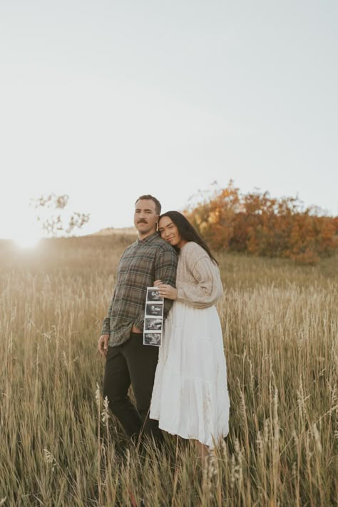 Pregnancy Announcement Fall Outfits, Maternity Photo Announcement, Fall Family Pictures Outfits Pregnant, Engagement Maternity Photos, Maternity Announcement Photos, Maternity Pictures With Iphone, Maternity Fall Outfits Photoshoot, Gender Reveal Ideas For Photoshoot, Fall Maternity Announcement Pictures