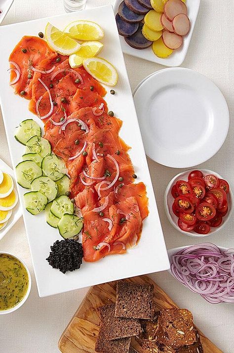 Fish Platter Presentation, Smoked Salmon Tray Ideas, Salmon Platter Ideas, Smoked Salmon Presentation Ideas, Smoked Salmon Presentation, Smoked Salmon Platter Ideas, Smoked Salmon Carpaccio Recipe, Smoked Salmon Spread Recipes, Salmon Board Ideas