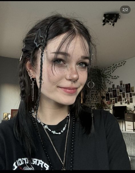 Grunge Updos For Medium Length Hair, Goth Aesthetic Hairstyle, Grunge Hairstyles Straight Hair, Grunge Hairdos, Spikey Claw Clip Tutorial, Grunge Hair Updo, Alt Hairstyles Long Hair, Short Hairstyle Women Edgy, Alt Wavy Hair