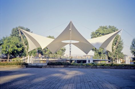 Lightweight roofing for events and festivals covering an area of almost 100m². #architecturedesign #tent #star Tensile Architecture, Tension Structure, Shell Structure, Membrane Structure, Tensile Structures, Membrane Roof, Roof Structure, Structure Architecture, Shade Structure