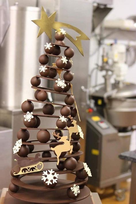 Chocolate Showpiece, Chocolate Sculpture, Coconut Hot Chocolate, Christmas Pastries, Coconut Drink, Chocolate Garnishes, Chocolate Work, Chocolate Sculptures, Chocolate World