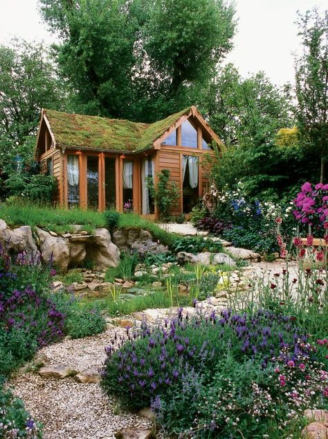 HGTV experts explain the principles of sustainability and show you how to make your garden "green." Green Roof Garden, Green Roof House, Grass Roof, Living Roofs, Cottage Cabin, Sustainable Garden, Big Windows, Small Cabin, Cabins And Cottages