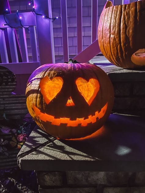 Pumpkin carving idea Pumpkin Heart Carving, Heart Carved Pumpkin, Astetic Pumpkin Carvings, Pumpkin Carving Date Ideas, Skeleton Carving Pumpkin, Pumpkin Carving Ideas Coquette, Easy Girly Pumpkin Carving Ideas, Girly Carved Pumpkins, Preppy Halloween Pumpkin Carving