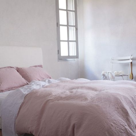 5 Favorites: Pale Pink Linen Sheets Roundup - Remodelista Pink Bed Sheets, Pink Bed, Linen Bed Sheets, Bed Duvet, Grey Linen Bedding, King Size Duvet Covers, White Linen Bedding, Cover Bed, Style Cottage