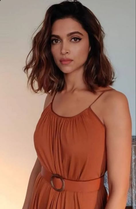 Lob Haircut Indian Hair, Deepika Padukone Gehraiyaan Hair, Short Hair Cuts Shraddha Kapoor, Bollywood Actress In Short Hair, Anushka Sharma Short Haircut, Short Hairstyles For Indian Women, Bollywood Short Hair, Gehraiyaan Deepika Outfits, Short Hair With Indian Outfits