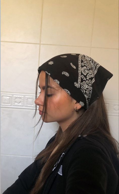 Look Lollapalooza, Bandana Hairstyles For Long Hair, Mode Hippie, Head Scarf Styles, Bandana Hairstyles, 가을 패션, Hairstyles For Long Hair, Aesthetic Hair, Headband Hairstyles