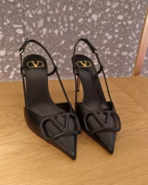 Valentino Shoes Outfit, Heels Valentino, Valentino Heels, Shoes Fashion Photography, Trendy Shoes Sneakers, Fashion Shoes Heels, Shoes Heels Classy, Heels Classy, Valentino Shoes