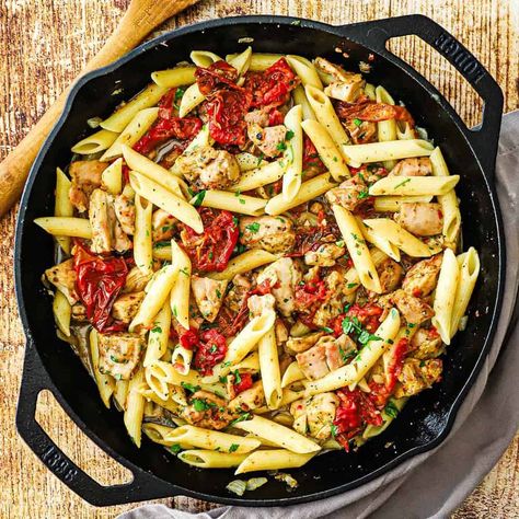 Banza Recipes, Chicken And Sundried Tomatoes, Chickpea Pasta Recipes, Protein Recipes Dinner, Pasta With Roasted Tomatoes, Meal Prep Freezer Meals, High Protein Dinners, Banza Chickpea Pasta, Prep Freezer Meals