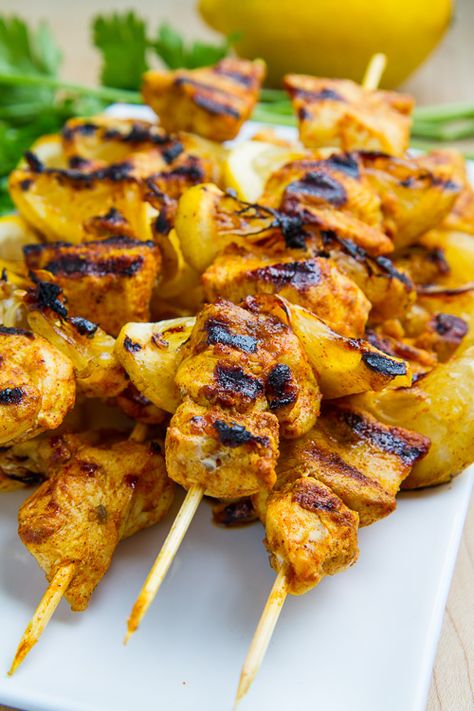 Moroccan Grilled Chicken Kabobs 500 Calorie Dinners, Persian Food Recipes, Grilled Kabob Recipes, Chicken Kabob Recipes, Grilled Chicken Kabobs, Grilling Recipes Sides, Grilled Chicken Skewers, Moroccan Recipes, Bbq Recipe