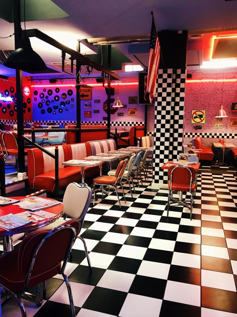 1950 Diner Decor, Fnaf Restaurant Background, American Bar Design, Retro Restaurant Aesthetic, 50’s Diner, 60s Restaurant, Diner Aesthetic, 50s Diner, Diner Decor