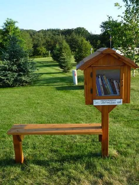 Cute Little Free Library Design Ideas, Recycling for Gifts and Yard Decorations Little Library Ideas, Neighborhood Library, Outdoor Library, Little Free Library Plans, Little Free Library Ideas, Free Library Ideas, Free Little Library, Tiny Library, Street Library