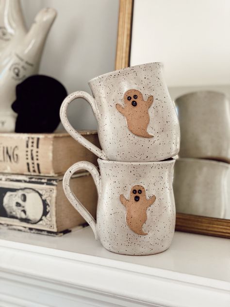 Spooky Mugs Diy, Ghost Mug Pottery, Ghost Ceramic Mug, Ceramics Halloween Ideas, Fall Mug Ideas, Halloween Mug Painting Ideas, Halloween Pottery Ideas Painted, Ceramic Halloween Decorations, Pottery Halloween Ideas