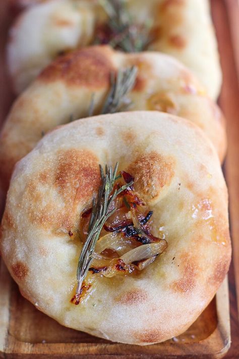 Mini Foccacia, Mini Focaccia, Focaccia Dough, Easy Focaccia, Flatbread Pizza Recipes, Foccacia Bread, Bbq Sausage, Onion Bread, Best Pizza Dough