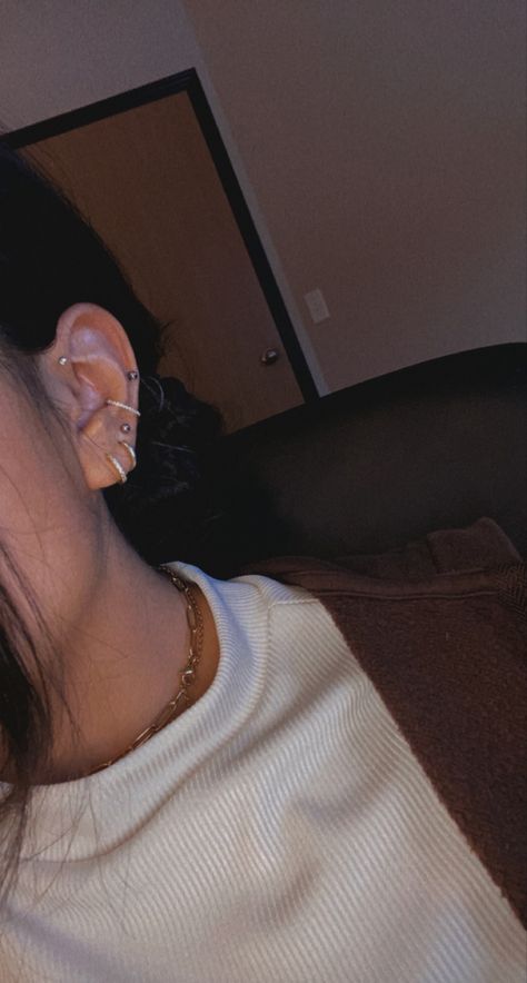 Triple ear lobes, conch, low cartilage, and forward helix #earrings #earpiercing #earpiercingideas #jewelry #fashion #cute #cuteearpiercings Piercings Forward Helix Ear, Conch Helix Piercing, Low Helix Piercing, Triple Ear Piercing, Pretty Piercings, Triple Forward Helix, Ear Piercing Ideas, Forward Helix Earrings, Apple Watch Fashion