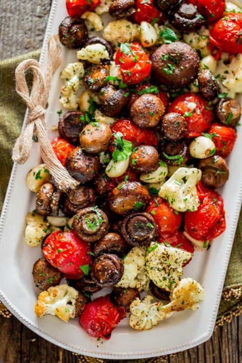 Italian Roasted Mushrooms and Veggies: This veggie side is full of flavor and texture! Find more easy and delicious non-traditional and traditional Christmas dinner menu ideas and recipes including appetizers, entrees, desserts, drinks and main courses here. Vegetarian Christmas, Christmas Dinner Menu, Christmas Dinner Ideas, Resep Diet, Xmas Dinner, Roasted Mushrooms, Italian Christmas, Christmas Food Dinner, Christmas Menu