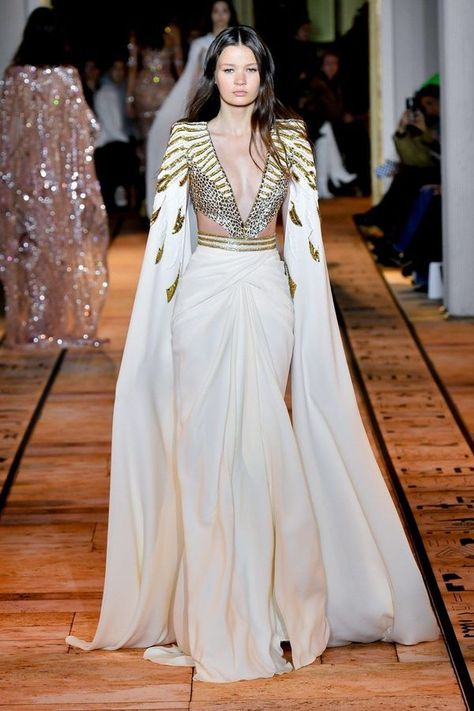 Défilé Zuhair Murad Haute Couture Printemps-été 2020 - Paris - Elle Egyptian Dress Goddesses, Egyptian Wedding Dress, Egyptian Dresses, Raja Kumari, Dress Soiree, Egyptian Dress, Egyptian Wedding, Zuhair Murad Haute Couture, Egyptian Fashion