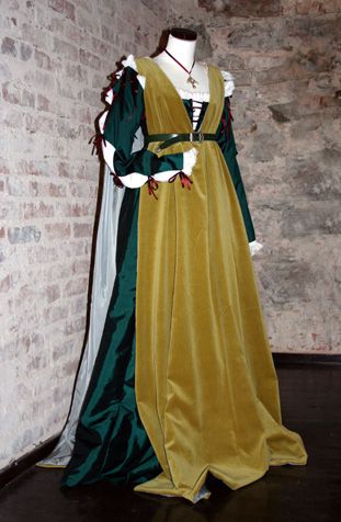 1470-1490 Italian green gamurra with gold giornea overdress. Reproduction. Rennaisance Dress, Juliet Costume, Medieval Gown, Dress Apron, Medieval Clothes, Italian Dress, Medieval Costume, Century Clothing, Medieval Dress