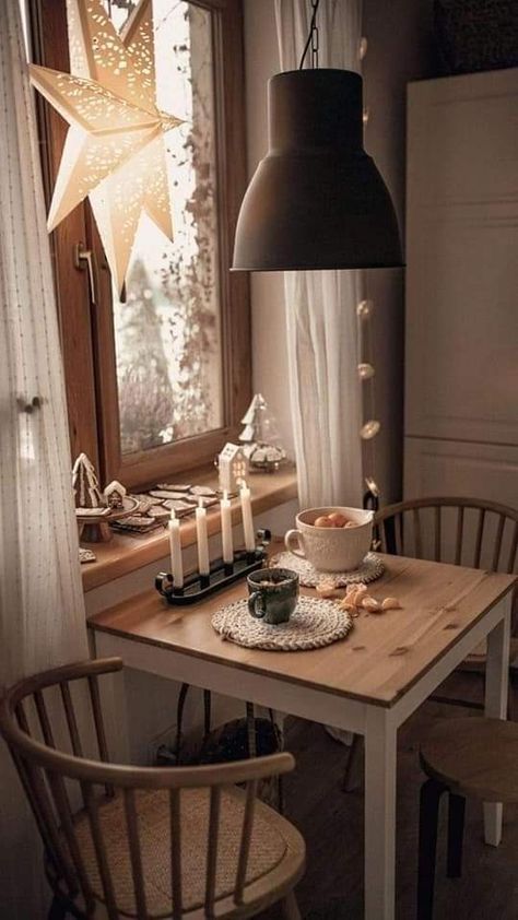 Dining Room Table Tablecloths, Hygge Apartment, Wooden Table Design, Winter Decorating Ideas, Hygge Interior, Winter Centerpiece, Table Mirrors, Graduation Party Table, Modern Tables