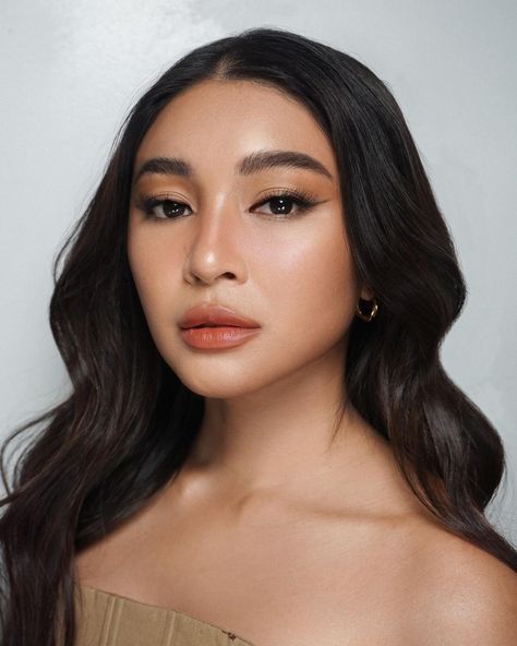 Make Up For Graduation Pictorial Morena, Graduation Makeup Ideas Morena, Morena Makeup Filipina Graduation, Graduation Make Up Look For Filipina, Make Up For Graduation Pictorial, Moving Up Pictorial, Morena Makeup Filipina, Graduation Pictorial Makeup, Nadine Lustre Makeup