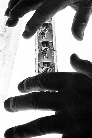 Title:	Alfred Eisenstaedt holds his negative of VJ-day celebrants New York City, 1992  Artist:	John Loengard  Medium:	Gelatin Silver print Film Lab, Alfred Eisenstaedt, Photographic Film, Photography Film, Life Is Strange, Dark Room, Leica, Photography Inspo, White Photography